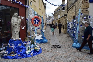 Au coin des rues on rencontre la Madone