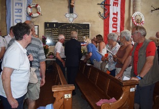 Le maire dpose une gerbe  l’intrieur de l’glise en hommage aux marins disparus