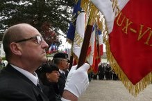 Les drapeaux des Anciens Combattants sont ports avec ferveur