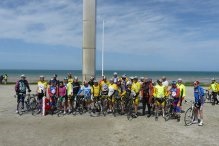 L'ensemble des randonneurs au pied de la Croix de Lorraine