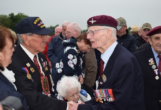 Deux Vtrans heureux de se rencontrer : Charles Norman Shay et le plus g des Vtrans, Fred Glover