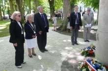 Prsente le 14 juin 1944 sur cette place, Madeleine Dugardin-Bosquet ( gauche) a dpos une gerbe en l’honneur du Gnral De Gaulle