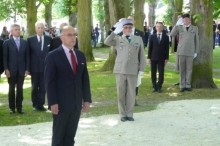 Le Ministre de l’Intrieur et les autorits observent une minute de silence