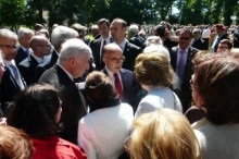 Bain de foule pour Bernard Cazeneuve aprs la crmonie