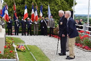 Dpt de gerbes par les Anciens Combattants et les familles