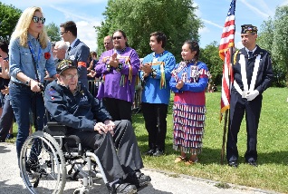 Les Vtrans chaleureusement applaudis  leur arrive au Monument Cole