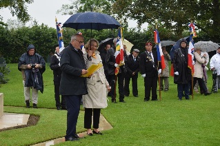 Malgr le mauvais temps, le maire, Frdric Loinard, a runi plusieurs personnes  la crmonie