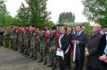 Un dtachement de l’Arme franaise, Ginette Dang, maire d’Amfreville, Philippe Gosselin, Dput et Marc Lefvre, vice-prsident du Conseil Gnral