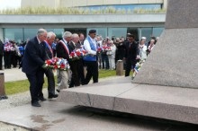 Les lus ont dpos des gerbes  l'entre du Muse d'Utah Beach