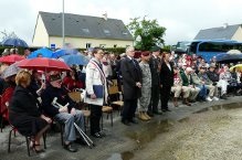 Valrie Blandin, maire, Jean-Pierre Lefvre, prsident du Muse Airborne, le Brigadier-Gnral Cavoli, et  gauche, David Curtis, vtran US