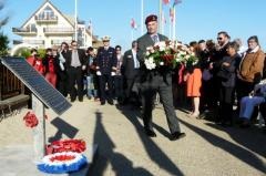 Le Lieutenant gnral Marc Lessard dpose une gerbe au nom de la Fondation canadienne des Champs de Bataille