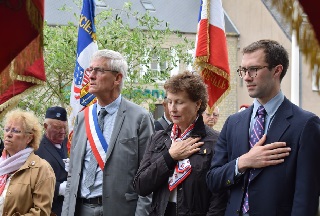 Pendant les hymnes nationaux