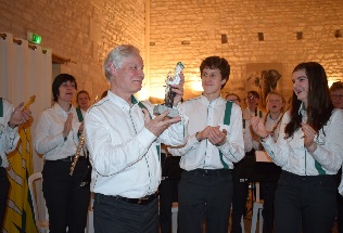 Le musicien le plus ancien de l’orchestre reoit une statuette