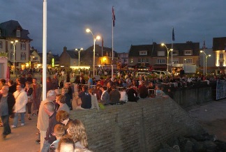 La foule a envahi les quais d’Arromanches