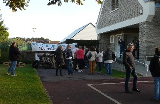 Runion devant l’cole vide et occupe par les parents