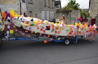 Dans un bateau dcor, une petite princesse