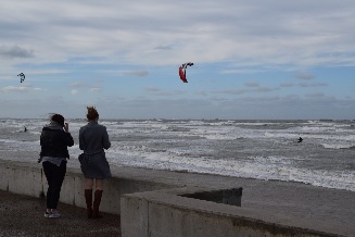 Certains prennent une photo souvenir de leur passage  Asnelles