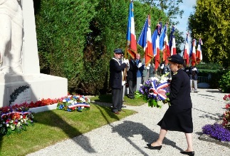 Dpt de gerbe par Danile Polv-Montanson au nom de la Prfecture