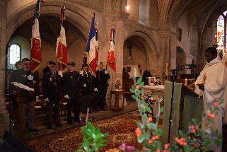 Les porte drapeaux ont pris place dans le choeur de l’glise de Creully