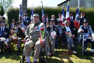 Vtrans et porte drapeaux posent pour les photographes