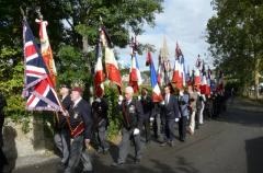 Une vingtaine de porte drapeaux prcdait le convoi funraire