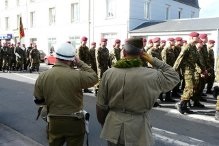 Les groupes de reconstitution ne manquent pas de respect aux militaires d’active