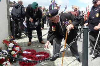 Dpt des couronnes de poppies par les britanniques