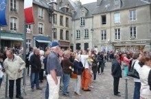 Touristes et badauds ont attendu la premire vole de la nouvelle cloche