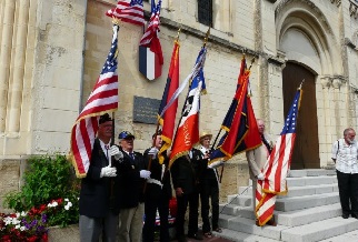 Une partie des porte drapeaux devant l’glise Ste Croix