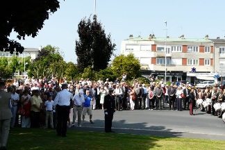 La foule s’est amasse au rond point Howie