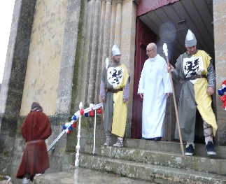 L’attente des fidles sur les marches de l’glise