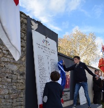 La plaque est dvoile par deux lves